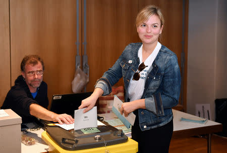 Katharina Schulze, top candidate of the Green Party (Die Gruenen), casts her vote for the Bavarian state election, in Munich, Germany, October 14, 2018. REUTERS/Andreas Gebert