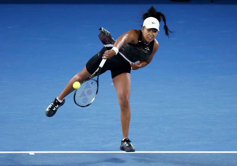 Foto del lunes de la japonesa Naomi Osaka en acci[on ante la frnacesa Caroline Garcia por la primera ronda del Abierto de Australia