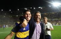 DT de Boca Juniors Miguel Russo celebra con Jordan Campuzano el título de la Superliga Argentina