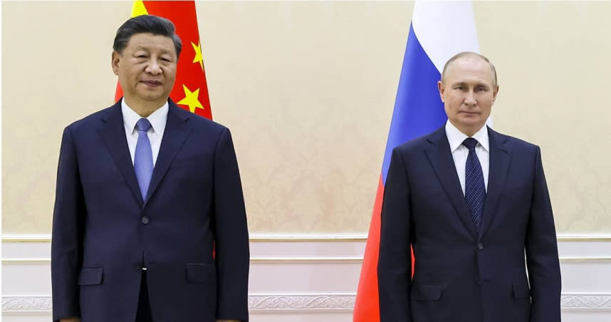 應中國國家主席習近平邀請，俄羅斯總統普丁將於5月16日至17日對中國進行國事訪問。圖為2022年9月在烏茲別克撒馬爾罕舉行的上海合作組織（SCO）高峰會上的2人合影。（圖／達志／美聯社）