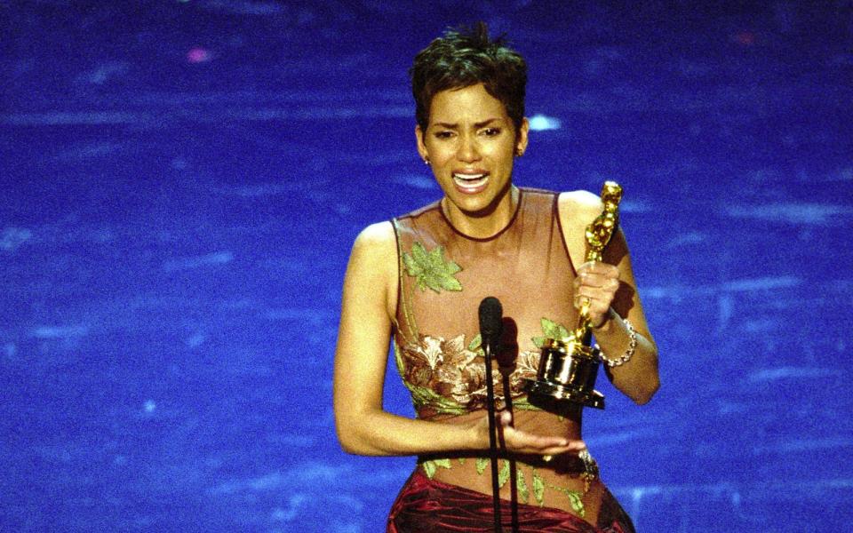 Herzergreifend war der Auftritt von Halle Berry. Sie nahm 2002 als erste dunkelhäutige Schauspielerin den Oscar in der Kategorie 