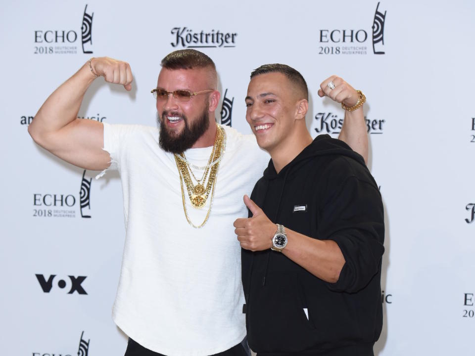 BU: Kollegah und Farid Bang freuen sich über einen Echo. Doch es gibt Kritik. (Bild-Copyright: WENN.com)