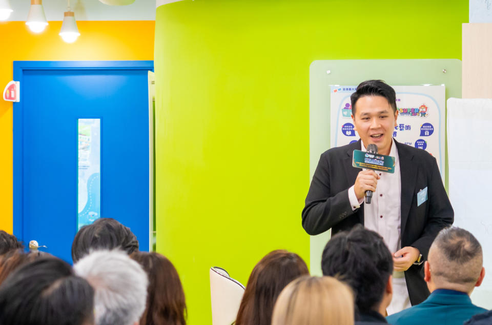 <span>ZA Bank代表黃浚賢先生介紹專門為「兒童書展」展參展商提供之「專享財務支援計劃」。</span>