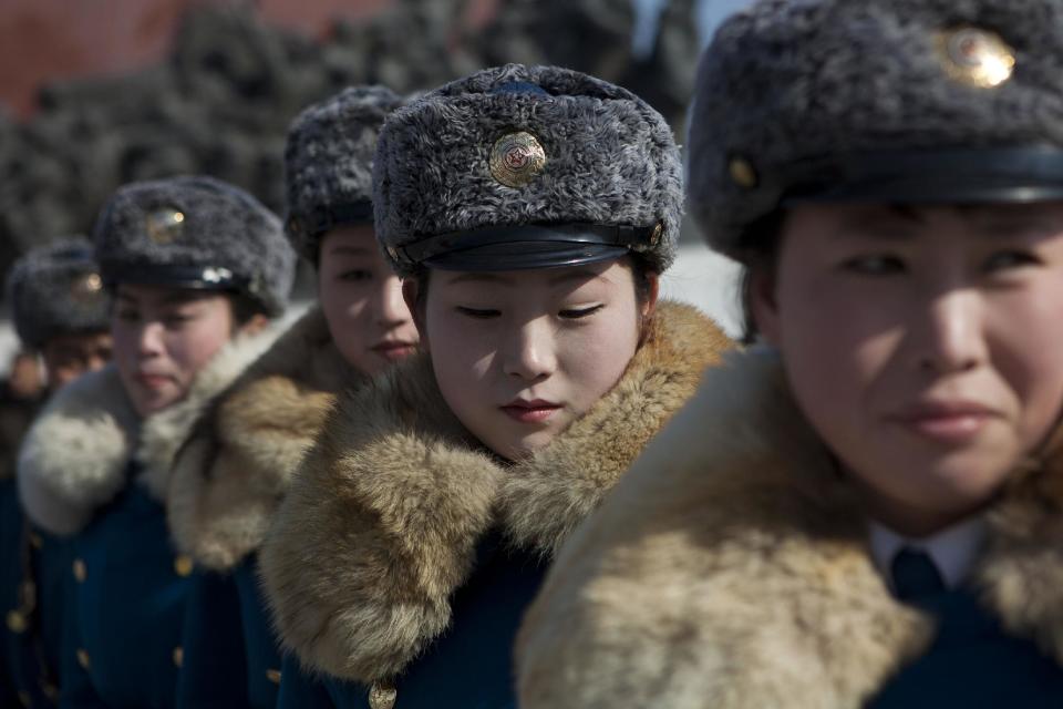 (FOTOS) Las "señoritas del tráfico" de Pyongyang, un emblema de la capital norcoreana