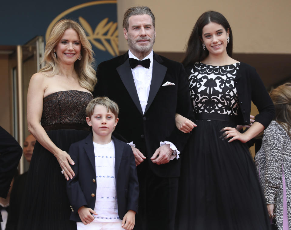 Los actores y esposos en la vida real Kelly Preston, izquierda, y John Travolta de la película “Gotti” posan para retratos a su llegada al estreno de “Solo: A Star Wars Story” con sus hijos Benjamin Travolta y Ella Bleu Travolta en la 71ª edición del Festival de Cine de Cannes, en Francia el martes 15 de mayo de 2018. (Foto Arthur Mola/Invision/AP)