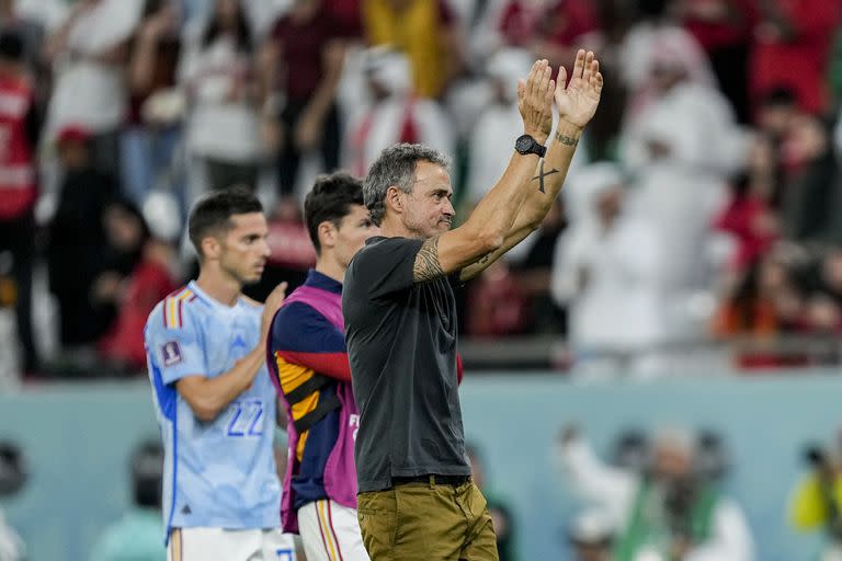 Luis Enrique saluda a la hinchada española después de quedar afuera del Mundial Qatar 2022 al perder contra Marruecos en los tiros de penal