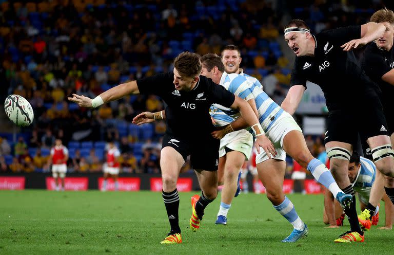 Beauden Barrett saca un rever pass formidable ante el tackle de Santiago Cordero y para el try de Luke Jacobson, de los All Blacks