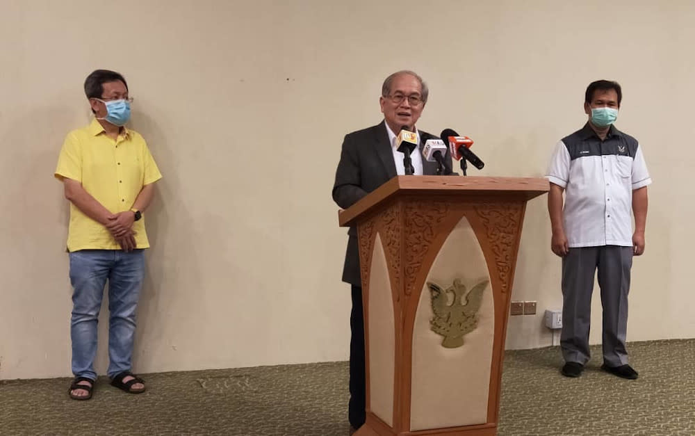 Deputy Chief Minister Datuk Amar Douglas Uggah said a returnee from the UK who tested positive for Covid-19 broke Sarawak’s seven-day record today.. — Picture courtesy of Sarawak Public Communications Unit (UKAS)