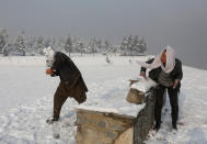 <p>Schneeballschlacht in Kabul: Vor allem der Norden Afghanistans wird regelmäßig von schweren Wintern getroffen. Im Sommer herrschen in dem Binnenstaat hingegen bis zu 40 Grad Celsius. (Bild: Reuters) </p>