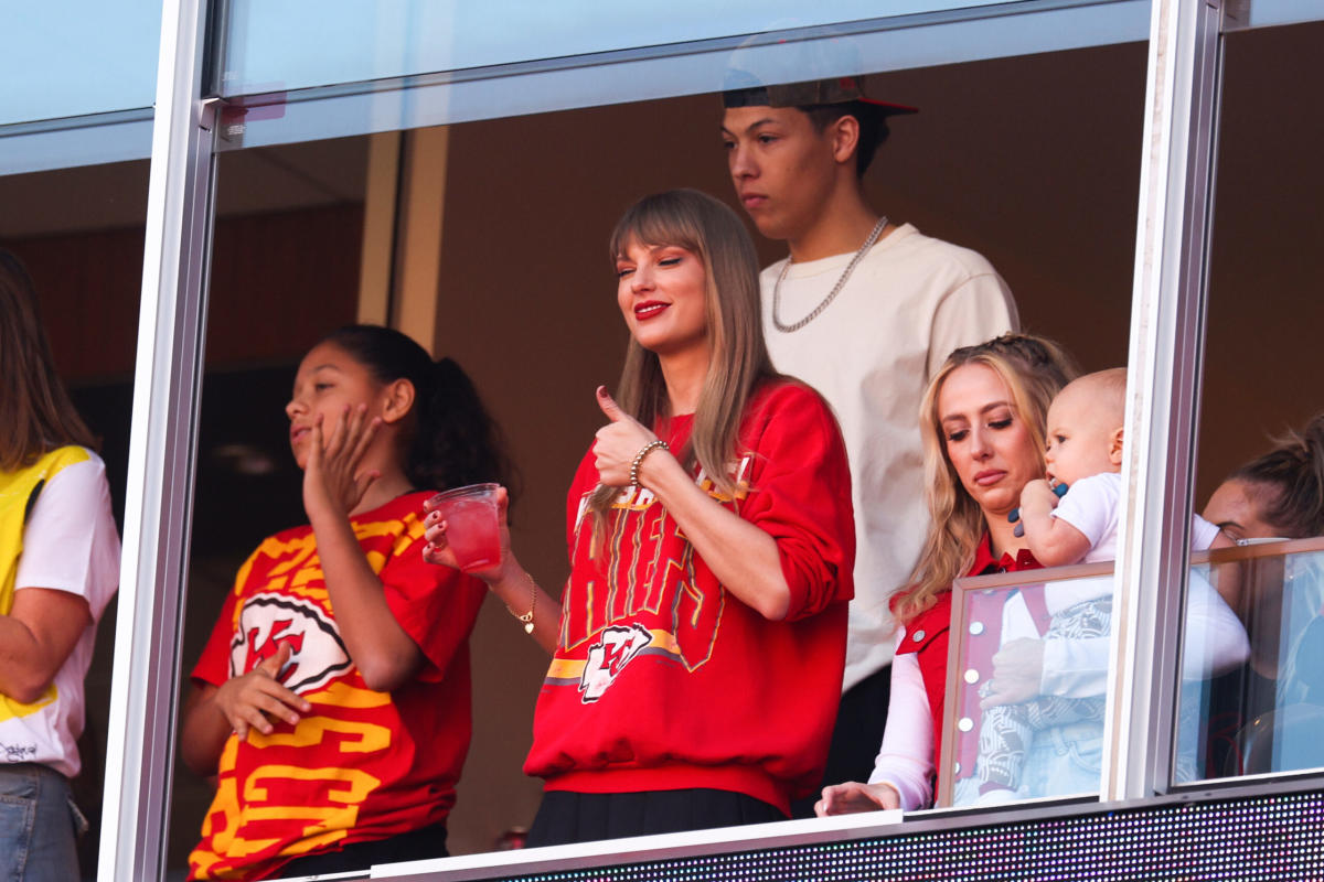 Taylor Swift and Brittany Mahomes Bond at Chiefs Game in Cute Pics