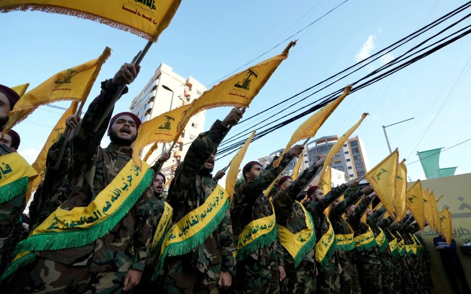 Des membres du Hezbollah défilent lors du cortège funèbre de leurs camarades tués lors d'une récente frappe israélienne à Beyrouth