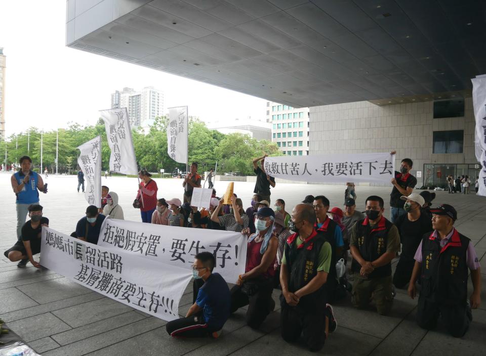 圖說：台中市新民街倉庫群攤商自救會近四十名攤商今天在市府廣場，跪求「媽媽市長留活路」，議員羅廷瑋也到場聲援。（記者鍾麗如攝）