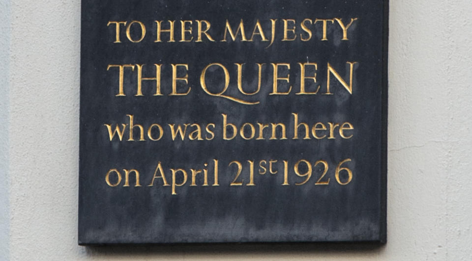 WINDSOR, ENGLAND - APRIL 20:  A general view of one of two plaques that mark the birthplace of the Queen at 17 Bruton Street on April 20, 2016 in Windsor, England. Queen Elizabeth II will celebrate her 90th birthday on Thursday April 21, 2016 when a series of events will mark the occasion including the traditional walkabout and the lighting of a thousand bonfires in her honour worldwide.  (Photo by Chris Ratcliffe/Getty Images)