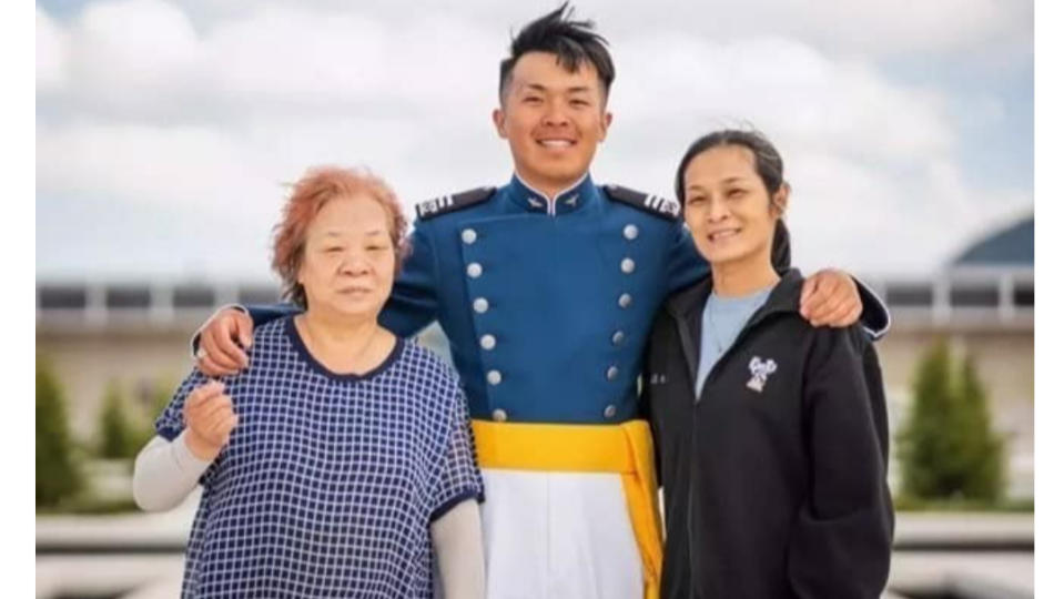 留美空軍官校學生徐皓明（中）的母親（右）和外婆，日前赴美參加徐皓明的畢業典禮，卻遭遇嚴重車禍。翻攝自空軍軍官學校臉書