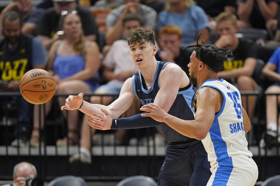 Jake LaRavia, kiri, dan Jaden Shackelford terlibat dalam pelanggaran flopping pertama dalam game NBA.  (Foto AP/Rick Bowmer)