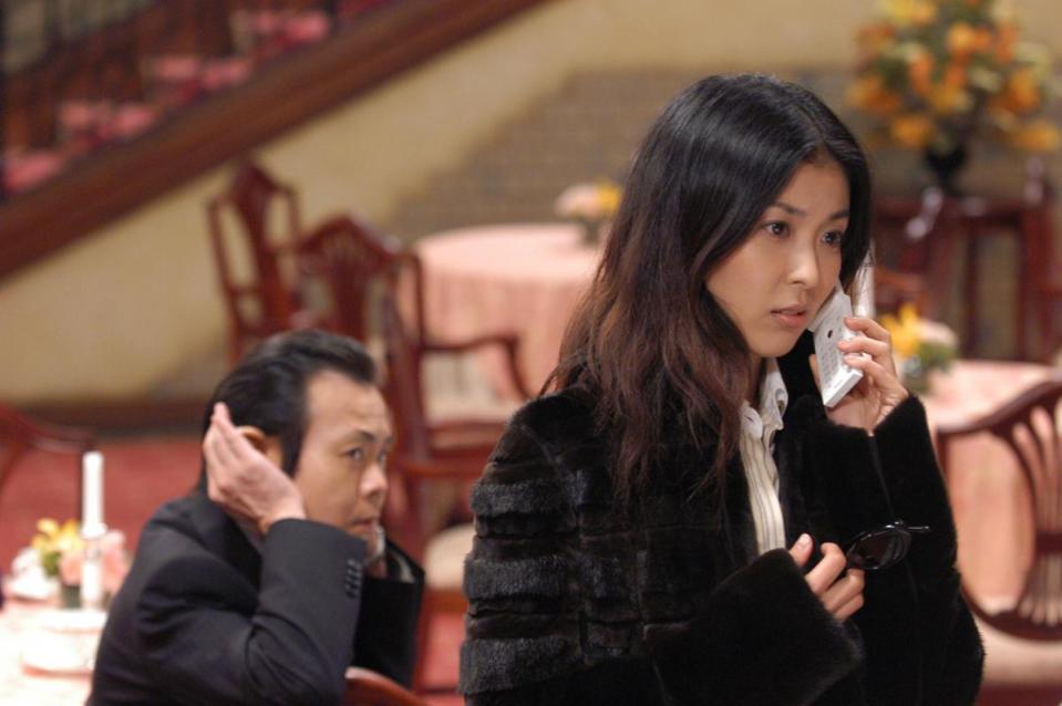 松隆子（右）在《有頂天大飯店》中飾演與議員有過一段情的飯店服務生。（傳影互動提供）