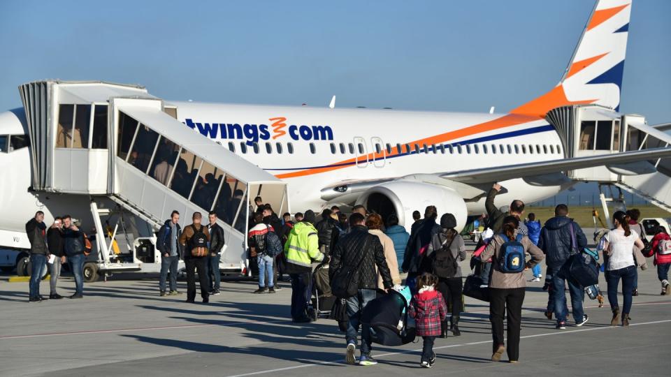 Freiwillige Ausreise: Abgelehnte Asylbewerber aus Albanien und dem Kosovo gehen auf dem Kassel-Airport in Calden zum Flieger. Foto: Uwe Zucchi