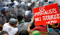 <p>Protesters clash with anti-riot police officers as they try to march towards the U.S. Embassy during a rally against President Donald Trump’s visit, in Manila, Philippines, Nov. 10, 2017. (Photo: Erik De Castro/Reuters) </p>