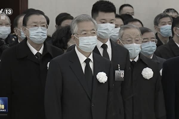 在中共二十大閉幕式上被強行帶離會場的前主席胡錦濤，最後一次露面是赴醫院參與江澤民的小型告別式。   翻攝自中國央視新聞