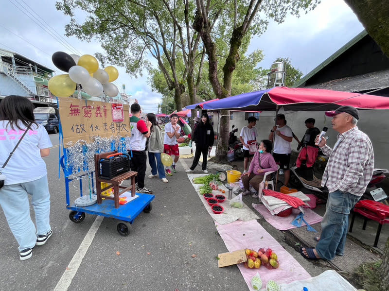 花蓮家扶辦義賣  籌助學金缺口 花蓮家扶中心為1160名弱勢兒少募集獎助學金，距離 目標金額仍有新台幣400多萬缺口，24日同步在5處舉 辦助學義賣活動。 （花蓮家扶中心提供） 中央社記者張祈傳真  113年2月24日 