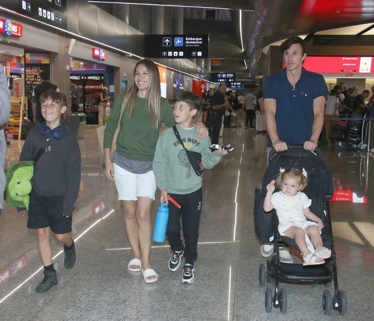 Pampita viajó con sus hijos a México y su marido, Roberto García Moritán, fue a despedirla