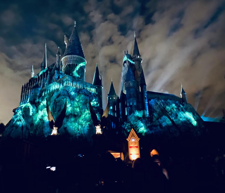 exterior spot of hogwarts castle at universal orlando lit up at night
