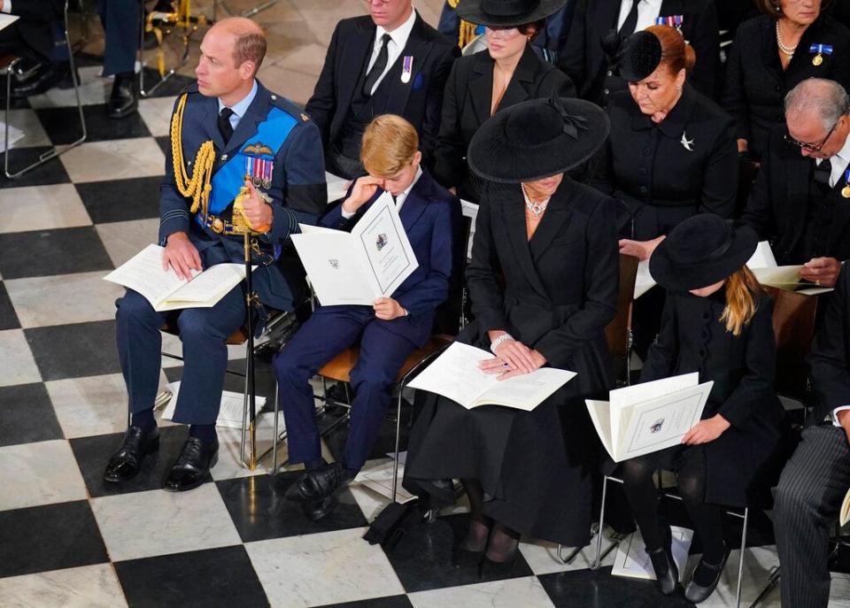 威廉王子（最左）一家參與國葬，年紀最小的夏綠蒂公主（最右）身形尚小，腳沒辦法全部碰到地板上。