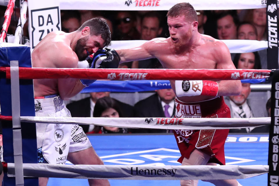 Machtdemonstration im Madison Square Garden: Rocky Fielding hat keine Chance gegen Saul “Canelo” Alvarez, der nun drei Weltmeistergürtel im Supermittelgewicht trägt. (Bild: Edward Diller/Getty Images)