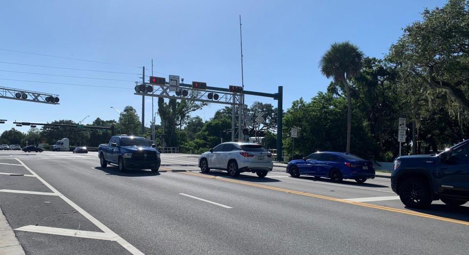 Vehicles on the right side of this image are stopped before a red traffic signal west of railroad tracks near Fourth Street and U.S. 1, south of Vero Beach, on Sept. 22, 2023. Indian River County Sheriff Eric Flowers said it would be illegal to drive through a red light on the west side of the tracks, then stop before the red light on the U.S. 1 side.