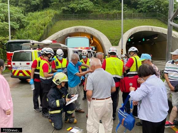 蘇澳鎮蘇花改蘇澳隧道北口，兩輛遊覽車追撞十九人受傷，已無大礙。（宜蘭縣消防局提供）