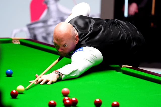 Stuart Bingham, the 2015 world champion, is locked in a titanic battle with Welsh qualifier Jak Jones