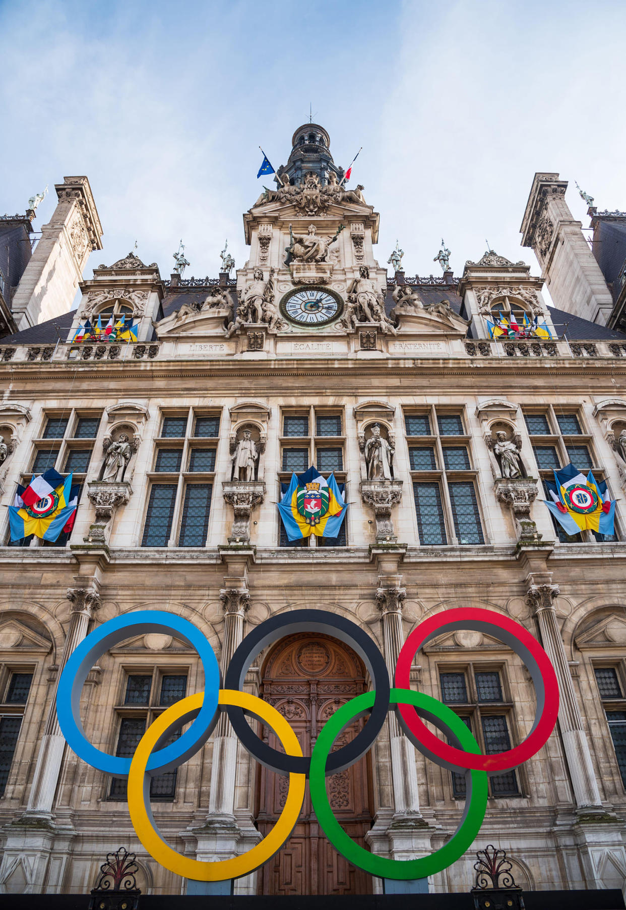 Olympic rings in front of Hotel de Ville Paris City Hall (Elena Dijour  / Alamy Stock Photo)