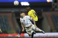 Nicolás Otamendi, de Argentina, y Enner Valencia, de Ecuador, disputan un centro en los cuartos de final de la Copa América, el sábado 3 de julio de 2021 (AP Foto/Andre Penner)