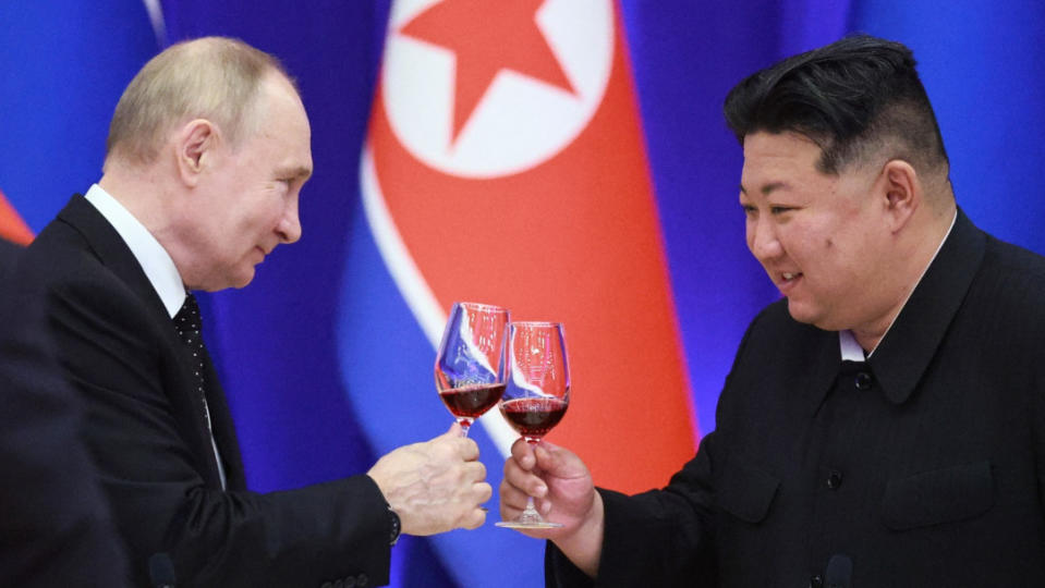 2024年6月19日，俄羅斯總統普丁（左）訪北韓，和北韓領導人金正恩（右）在國宴上碰杯。路透社／俄羅斯衛星通訊社