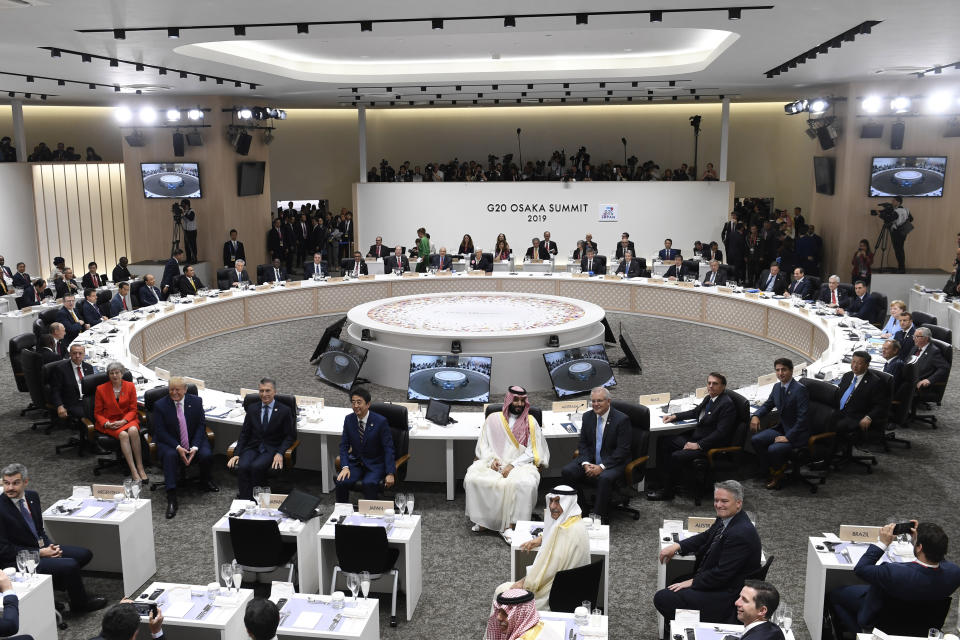 ARCHIVO - En esta foto de archivo del 28 de junio de 2019, los mandatarios posan para una foto al inicio de una cumbre del G20 en Osaka, Japón. En la reunión virtual del Grupo de los 20 el jueves 26 de marzo de 2020 participaron una docena de jefes de estado o gobierno. Duró unos 90 minutos.. (AP Foto/Susan Walsh)