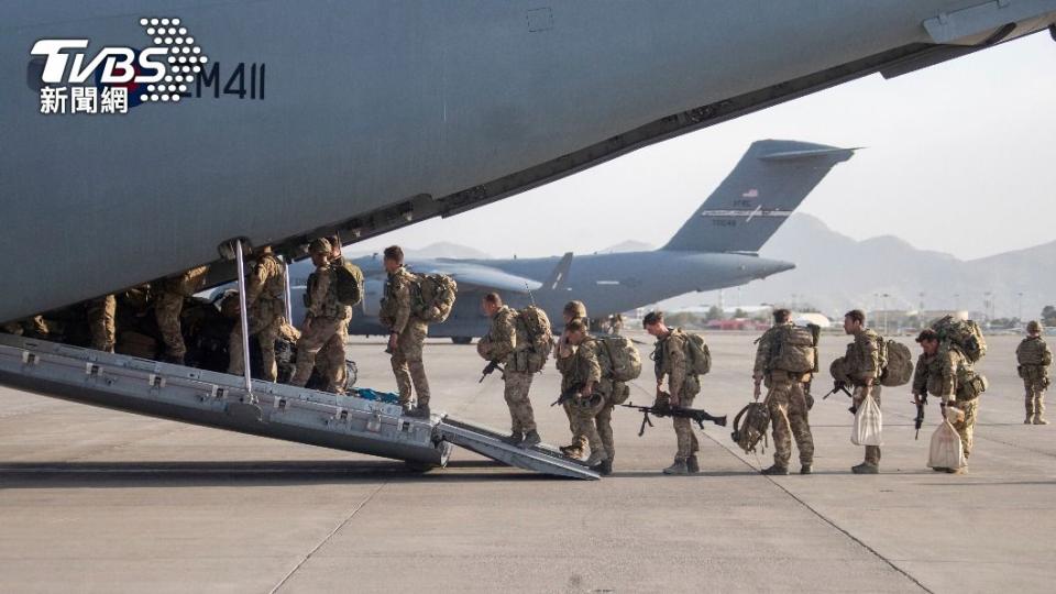 英國士兵登上軍機返國。（圖／達志影像美聯社）