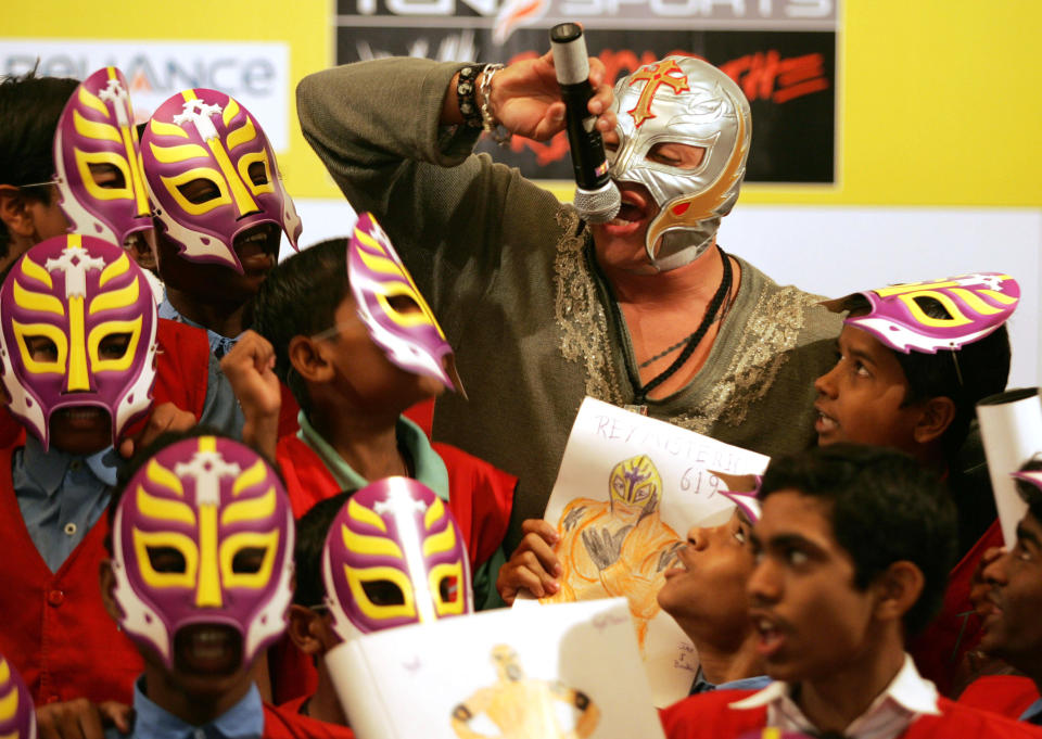 Rey Mysterio convive con niños en una escuela de Mumbai, India durante 2007. (AP Photo/Rajesh Nirgude)