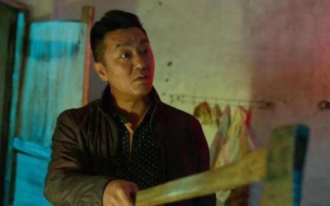中國掃黑除惡大劇《狂飆》開播以來屢創佳績，但因劇中飾演毒販的歌手含笑（本名韓朴俊）被爆出曾因吸毒遭拘留引發軒然大波。   圖：擷取自《中華網》
