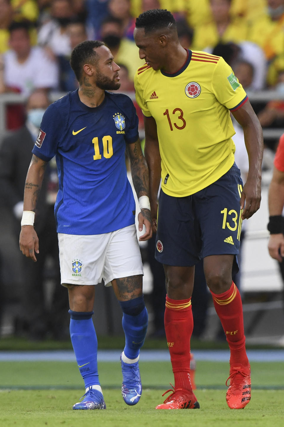 Neymar y Mina luchan por el control del balón en un intenso Colombia-Brasil que terminó 0-0. (Foto: Getty Images)