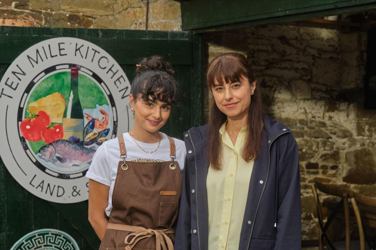 zoe and esther in beyond paradise