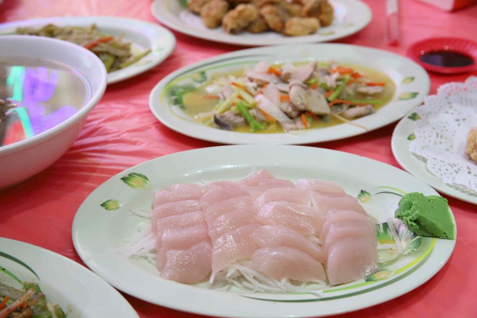  自家漁船捕獲的當季魚鮮料理（圖片來源：妮可魯）