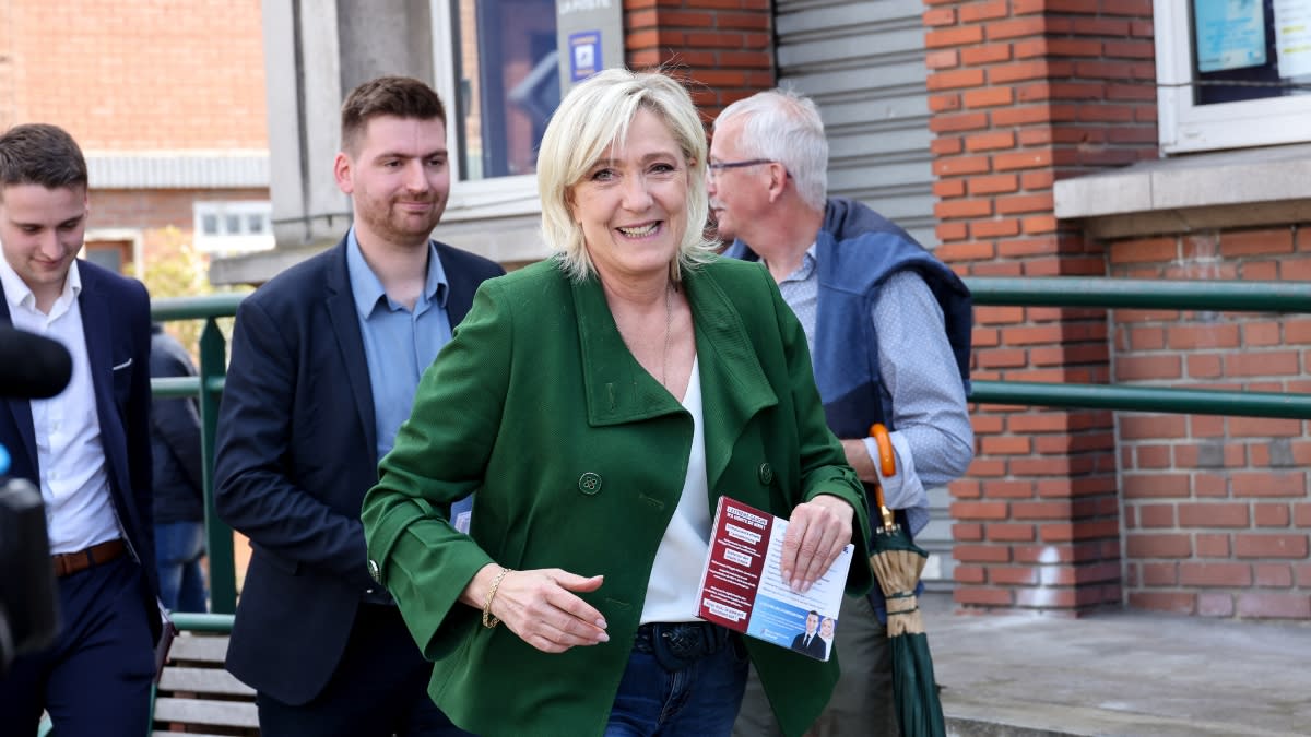 Marine Le Pen, députée sortante du Rassemblement national (RN), lors de sa campagne pour les élections législatives anticipées, sur un marché à Courrières (Pas-de-Calais), le 21 juin 2024. | Denis Charlet / AFP