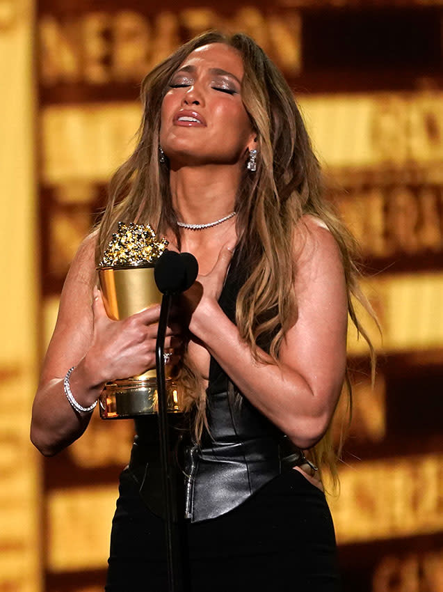 Jennifer Lopez se emociona al recibir el premio MTV Movie & TV Award