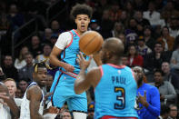 Phoenix Suns forward Cameron Johnson dishes off to guard Chris Paul (3) during the second half of an NBA basketball game against the Dallas Mavericks, Thursday, Jan. 26, 2023, in Phoenix. (AP Photo/Matt York)