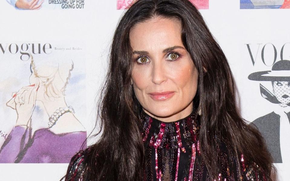 Auch Demi Moore soll die Limo-Diät ausprobiert haben, inzwischen aber auf Rohkost schwören: Erlaubt sind nur Lebensmittel, die bei der Zubereitung auf maximal 46 Grad Celisus erhitzt wurden. Heißt im Klartext: Goodbye Käse, Wurst, Nudeln und Brot. Hallo Obst, Gemüse und Rohfisch. (Bild: Jeff Spicer/Getty Images)