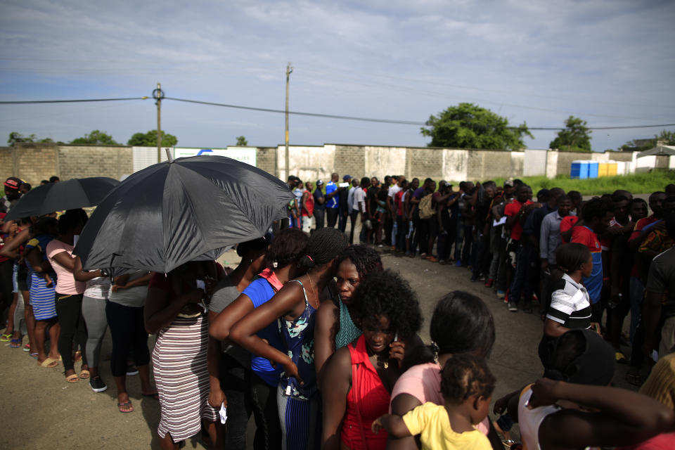 Migrantes africanos y haitianos afuera del centro de detención Siglo XXI (AP Photo/Rebecca Blackwell)