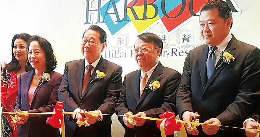 正大集團投資領域多元，圖為董事長謝吉人（右1）2019年出席漢來海港餐廳台中店開幕活動。（圖／漢來美食集團提供）