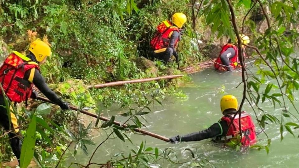 當時造成４名小孩　２名大人被水沖走　（圖／救難人員提供）