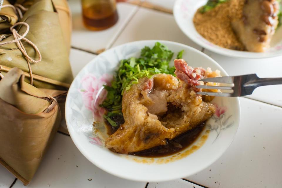 「肉粽」內含香菇、蛋黃和肥、瘦豬肉各一塊，淋醬是用炒肉的醬汁和冰糖煮成。（30元／粒）