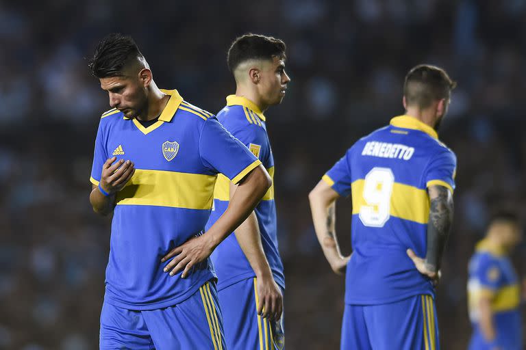 Carlos Zambrano mira el piso, no bien terminado el primer tiempo entre Racing y Boca, mientras detrás suyo se ve a Darío Benedetto; unos instantes después se tomarían a golpes